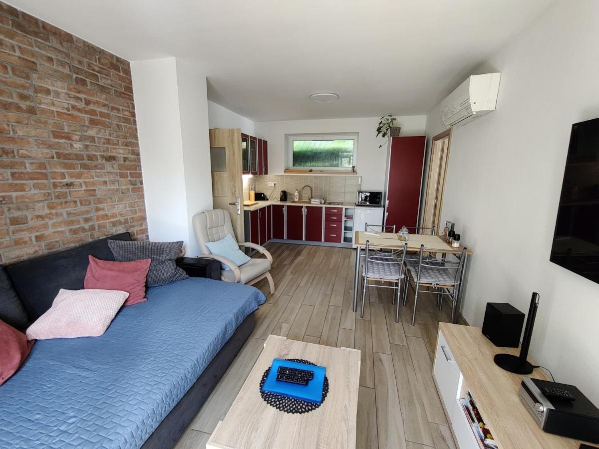 Apartman Pod Lipou - Samostatny Objekt Jaromer Luaran gambar